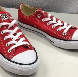 Low top red All Star converses size 8 in womens